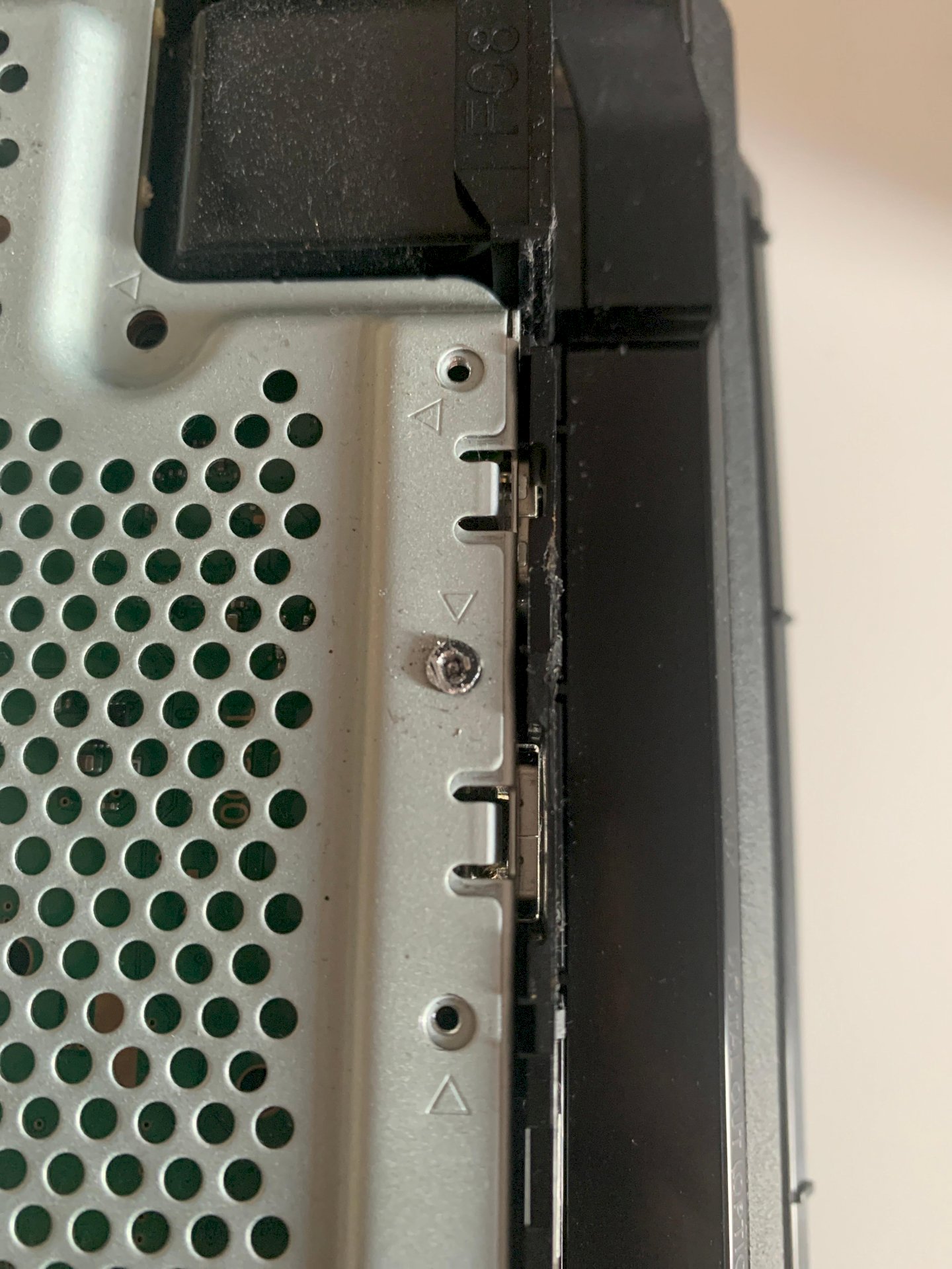 Ps4 unscrewing screw broken